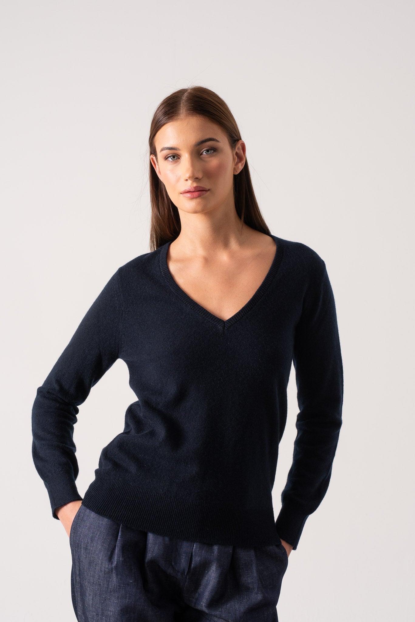 Essenza V-Neck Cashmere Sweater Navy Luxmii