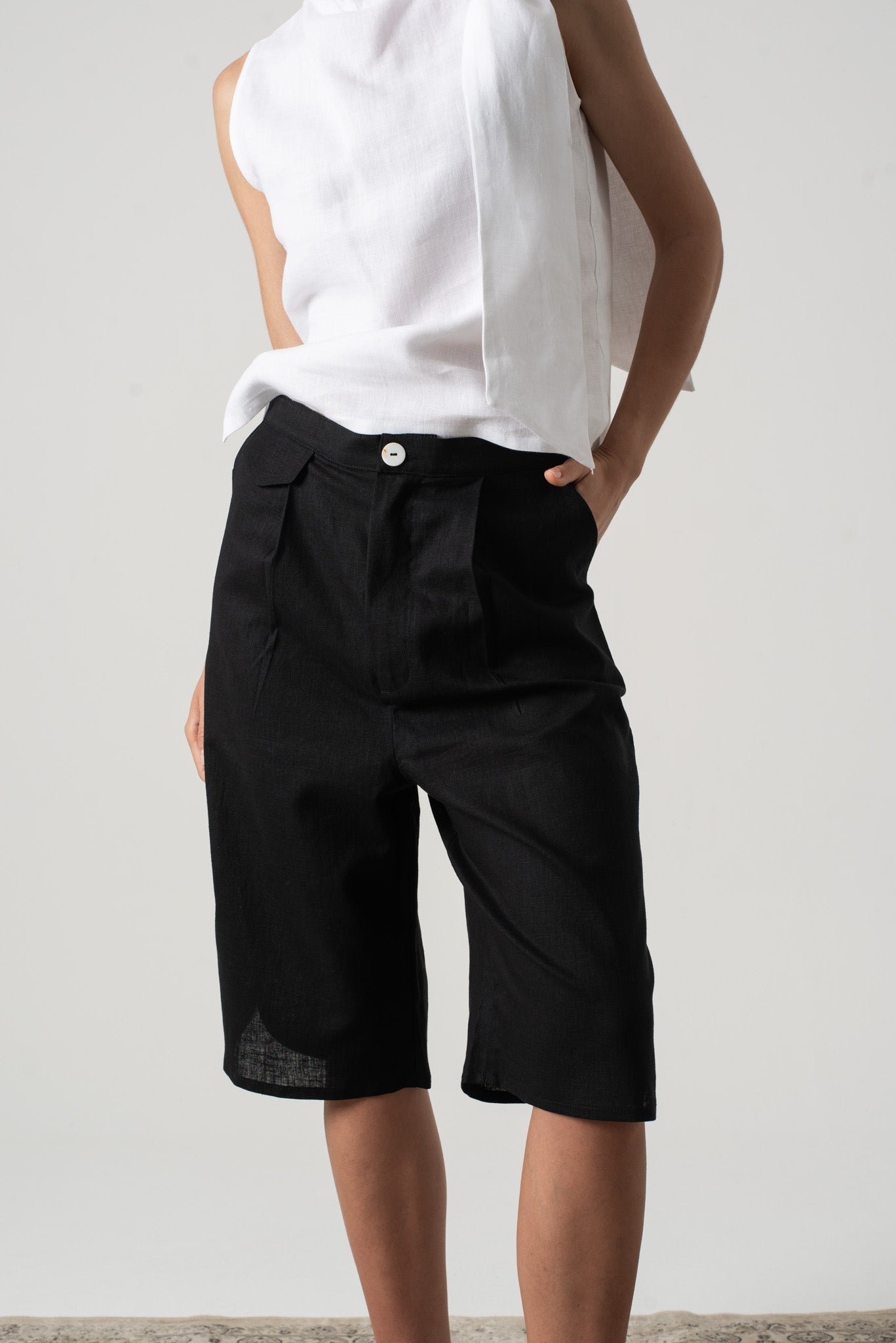 Jager Bermuda Linen Shorts Black Luxmii